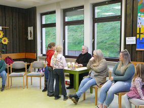 Symbolische Mantelteilung mit den Kommunionkindern (© Karl-Franz Thiede)